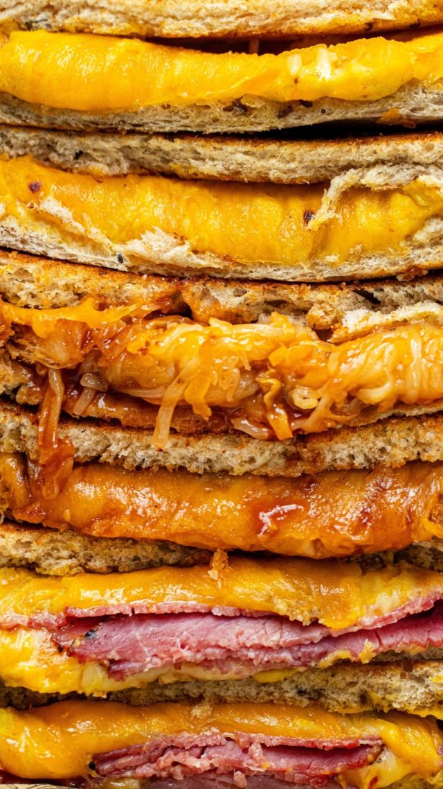 [CHEESE LOVER 🧀] Venez célébrer le Grilled Cheese Day avec un sandwich ultra croustillant, hyper fondant et 100% réconfortant. 🤤  #tommysdiner #tommys #diner #restaurant #grilledcheese #grilledcheeseday