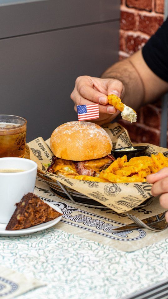 🤑 À ce prix-là, difficile de résister… le Lunch Menu est à 12€50 tous les midis, du lundi au vendredi, chez Tommy’s ! 🍔🍟🥤  📅 Une pause dej’ gourmande vous attend dans tous nos diners !   #TommysDiner #diner #restaurant #MenuLunch #PauseDej #burger #burgerlover #toulouse #labege #montauban #lepontet #avignon #angers #caen #metz
